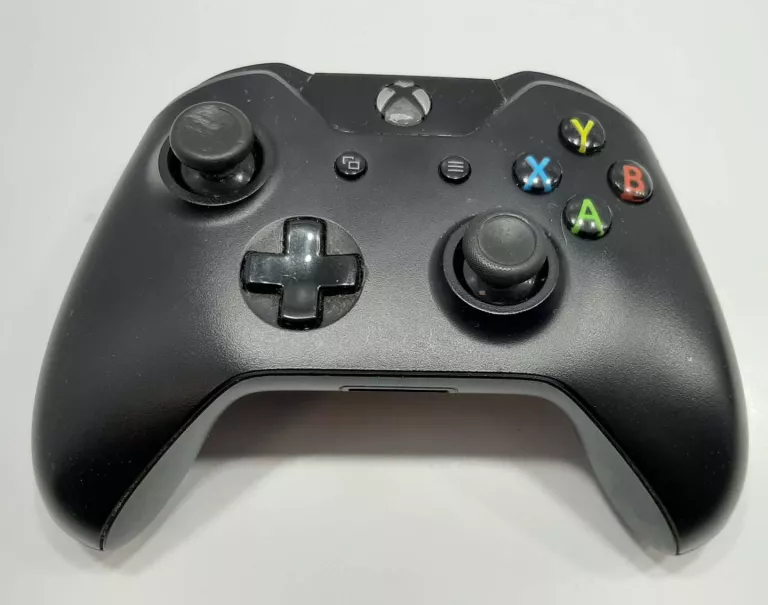 KONSOLA XBOX ONE (1540) 500GB WRAZ Z PADEM ORAZ SENSOREM KINECT