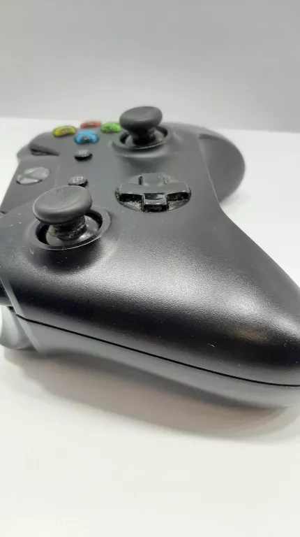 KONSOLA XBOX ONE (1540) 500GB WRAZ Z PADEM ORAZ SENSOREM KINECT