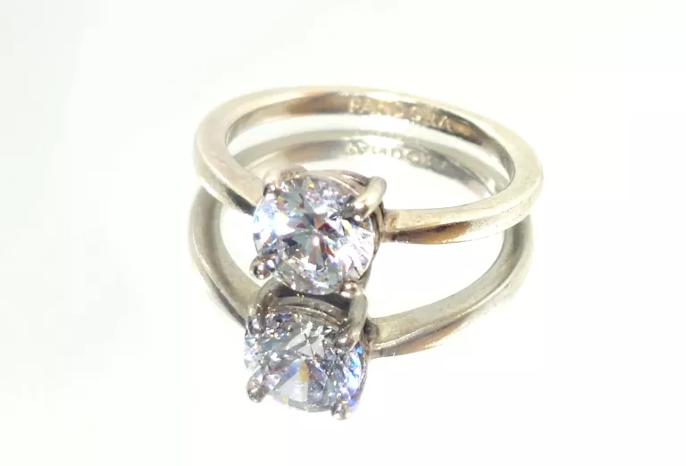 ŚLICZNY SREBRNY PIERŚCIONEK SOLITAIRE PANDORA 2,27 G 925
