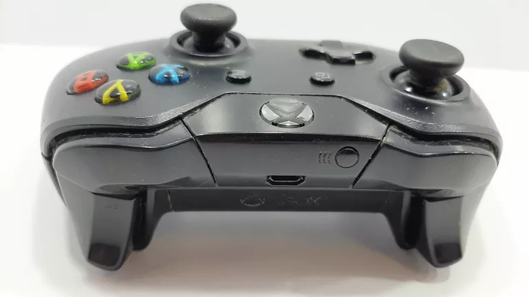 KONSOLA XBOX ONE (1540) 500GB WRAZ Z PADEM ORAZ SENSOREM KINECT