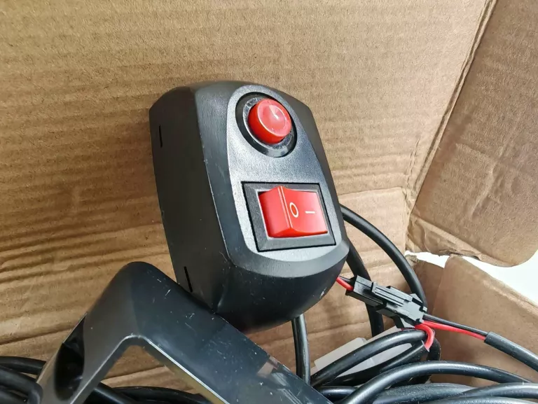LAMPA OSTRZEGAWCZA STROBOSKOP POMOC LAWETA 4X4 LED