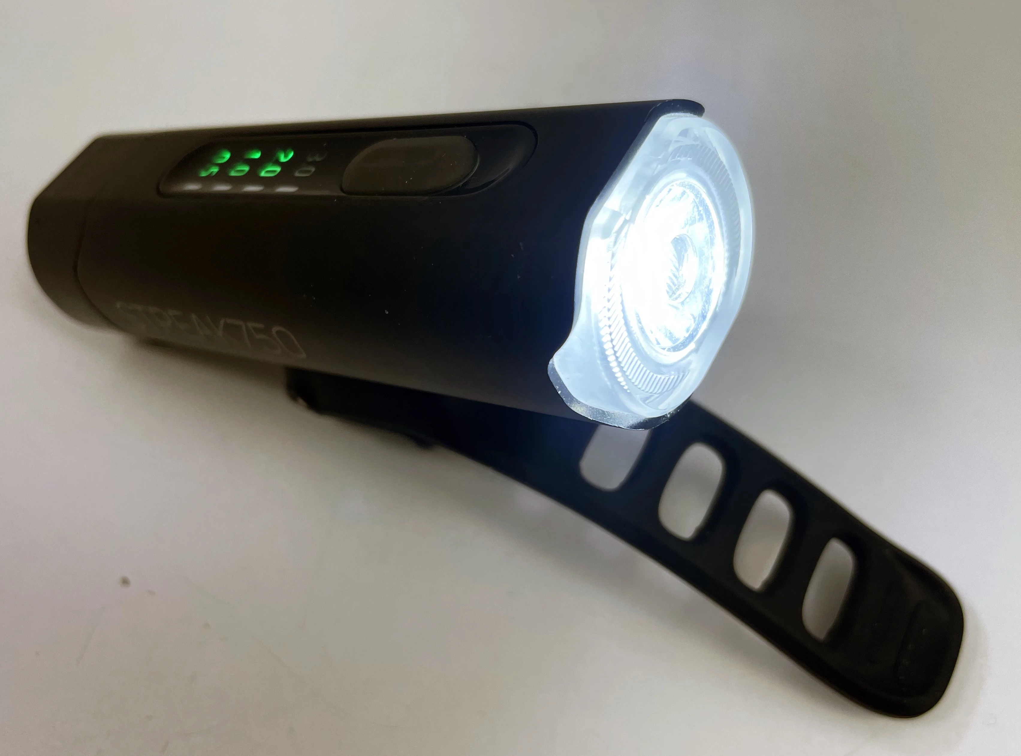 lampka-przednia-eyen-streak-750-gumowe-zapiecie-zelazna-67-warszawa