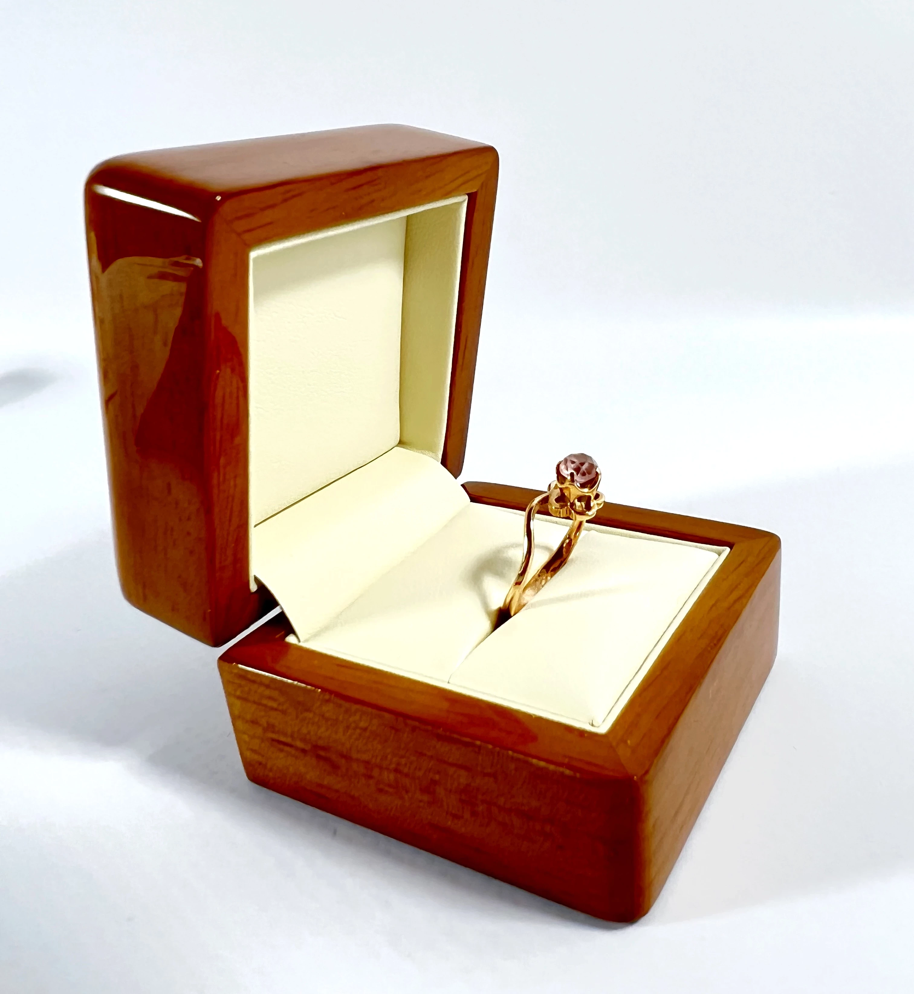 zloty-pierscionek-z-kamieniem-205g585r12-stan-11323-2