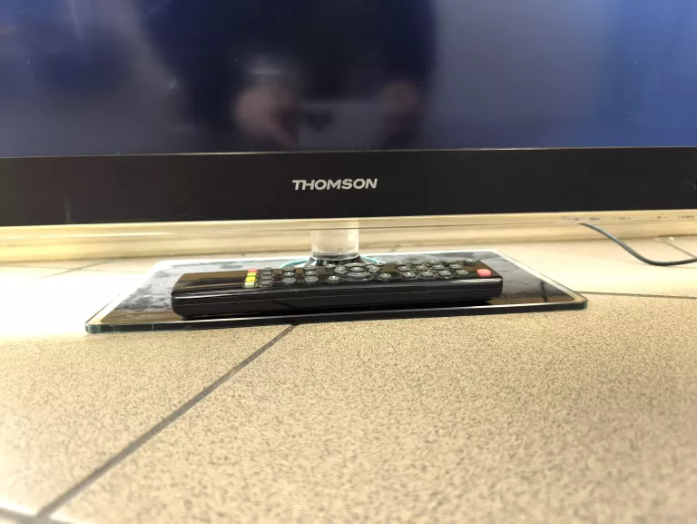 TELEWIZOR THOMSON 26HS4244 LCD 26" 1366X768 + PODSTAWA / ZAS / PILOT