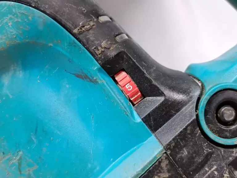MŁOT UDAROWY MAKITA HM0871C