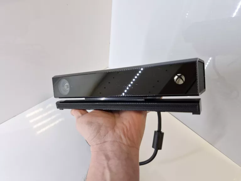 KONSOLA XBOX ONE 500GB + PAD + KINECT + GRA FIFA 22