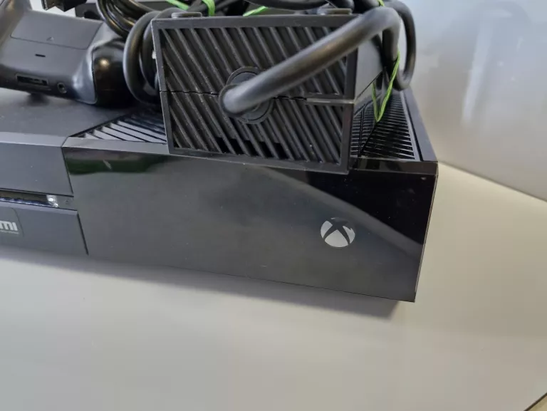 KONSOLA XBOX ONE 500GB + PAD + KINECT + GRA FIFA 22