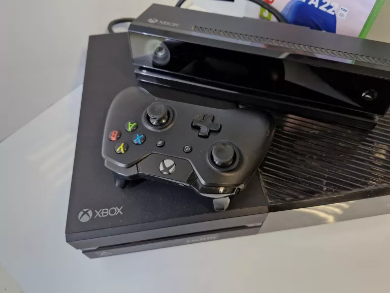 KONSOLA XBOX ONE 500GB + PAD + KINECT + GRA FIFA 22