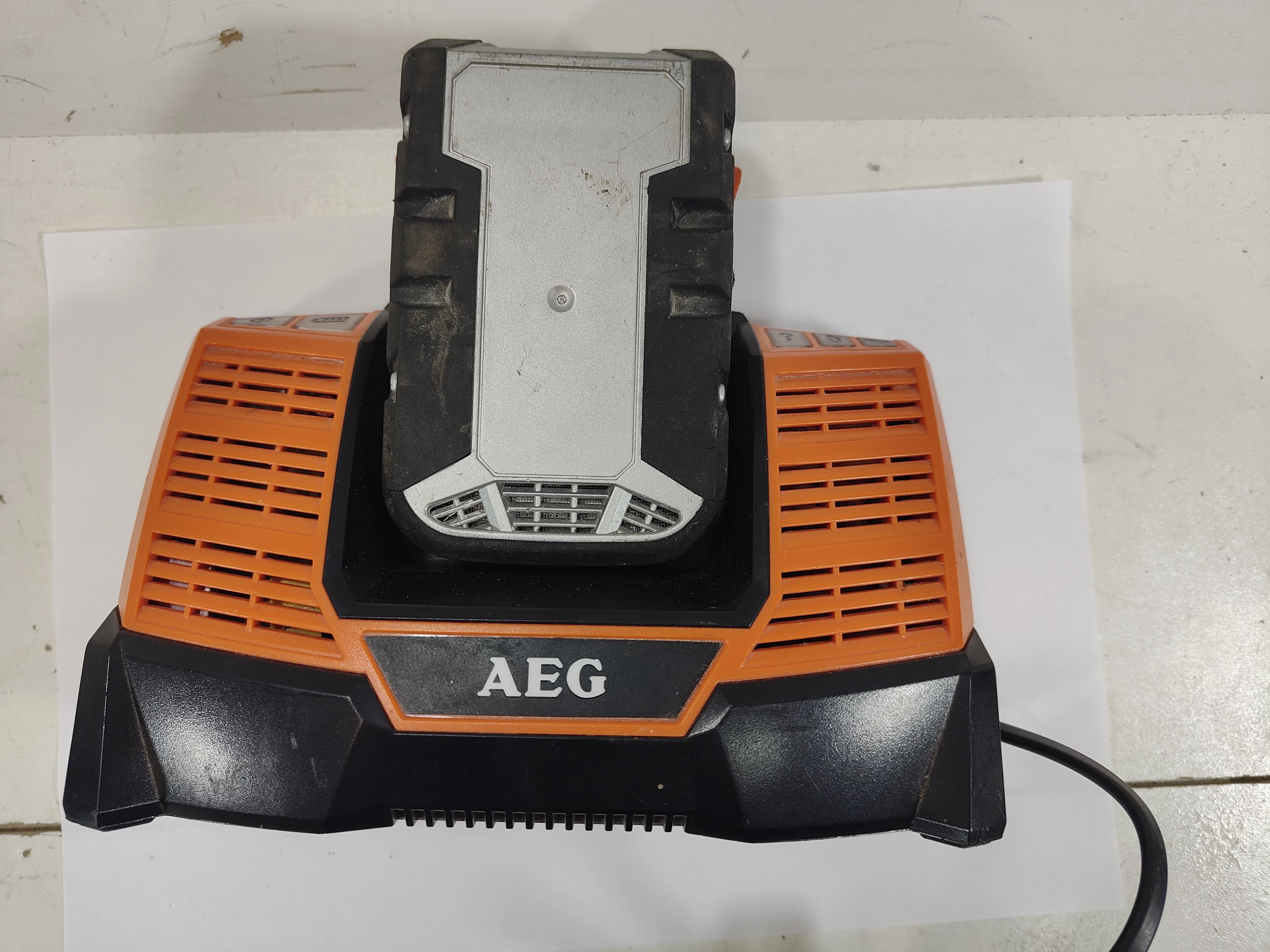 ladowarka-aeg-ladowarka-bl-1218-nicd-plus-akumulator-2-ah-18-v-plac-3-maja-6-sj-luban-kamp