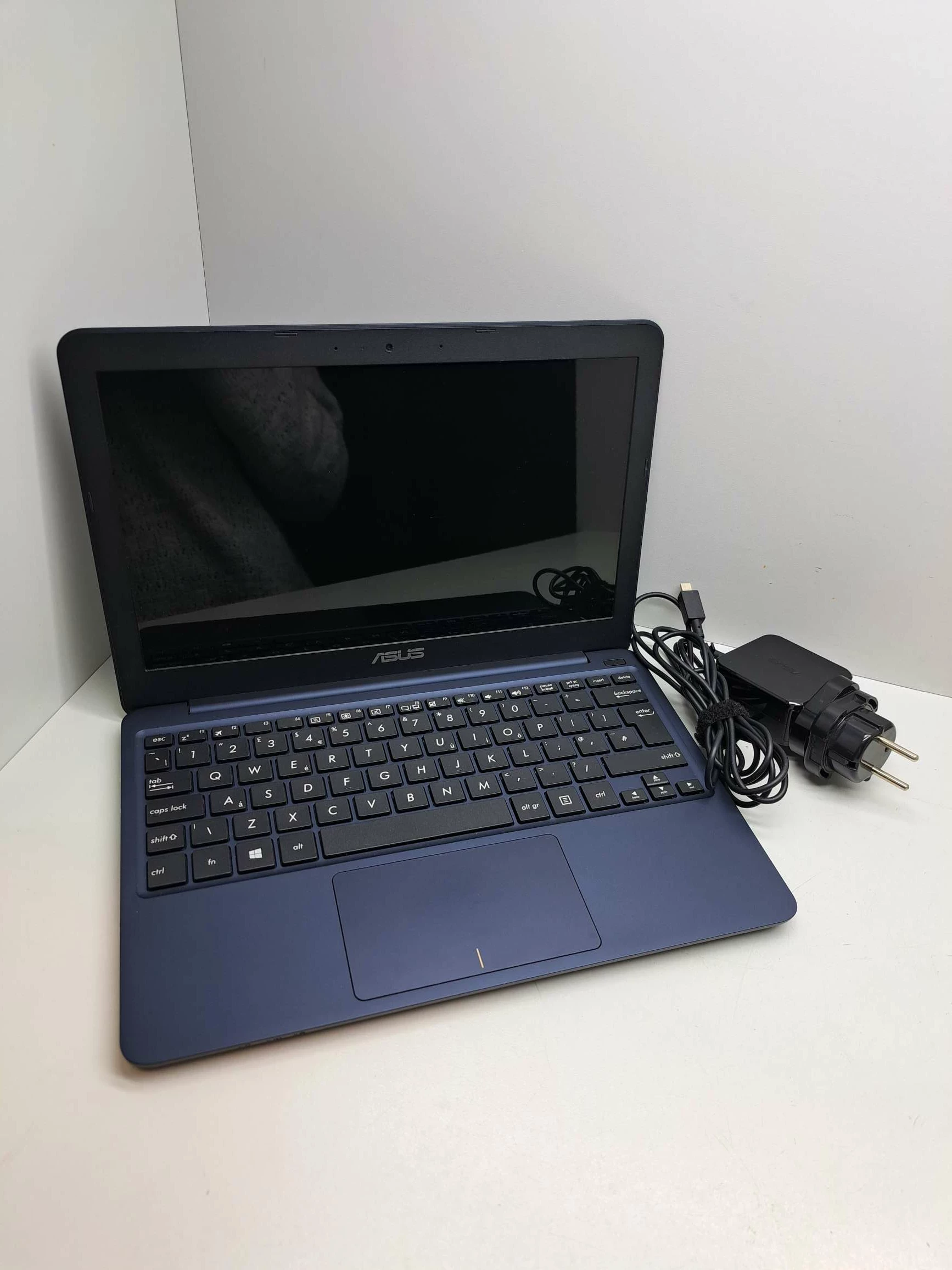 laptop-notebook-asus-e200h-322-gb-intel-atom-win10-3-maja-9-lipno