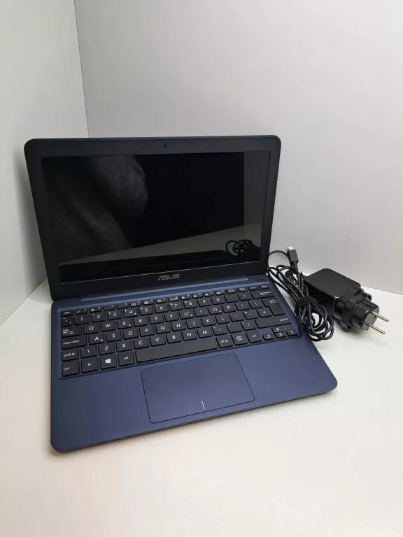 laptop-notebook-asus-e200h-322-gb-intel-atom-win10-3-maja-9-lipno