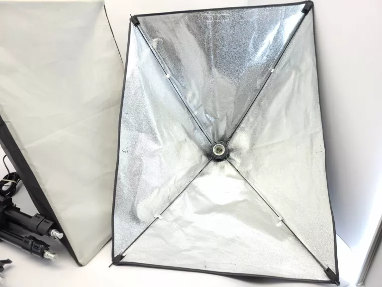 ZESTAW STATYW + SOFTBOX 50X70 NA 4 ŻARÓWKI STATYW