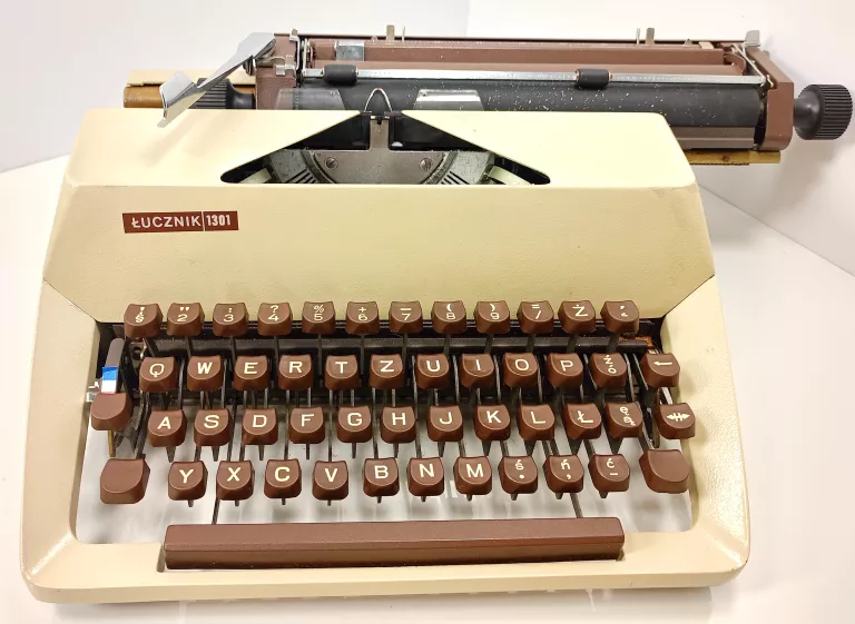 maszyna-do-pisania-lucznik-1301-armii-krajowej-12-pyskowice