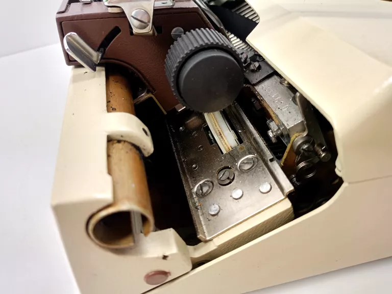 maszyna-do-pisania-lucznik-1301-model-predom-lucznik-1301