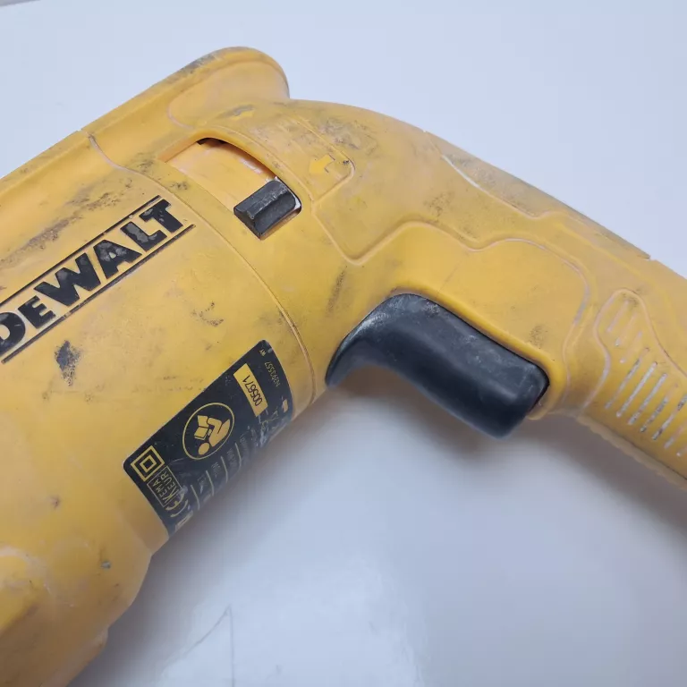 MŁOTOWIERTARKA DEWALT D25032