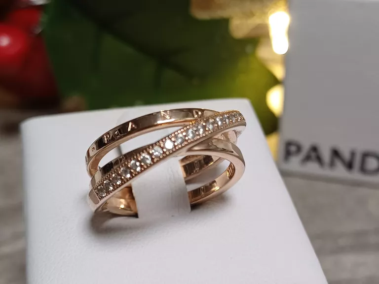 PANDORA RÓŻOWE ZŁOTO PIERŚCIONEK TRZY SPLECIONE PASMA PAVE R: 15"