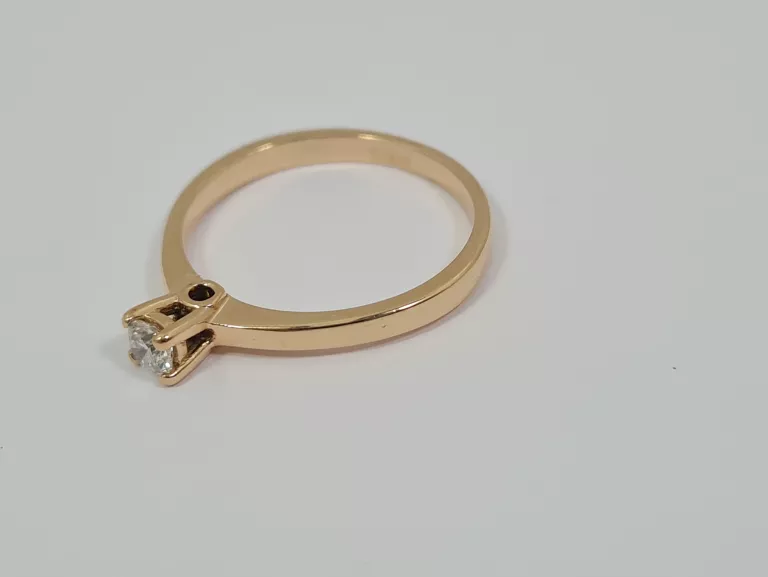 ZŁOTY PIERŚCIONEK Z BRYLANTEM 0,14CT (585,2,03G,11R)