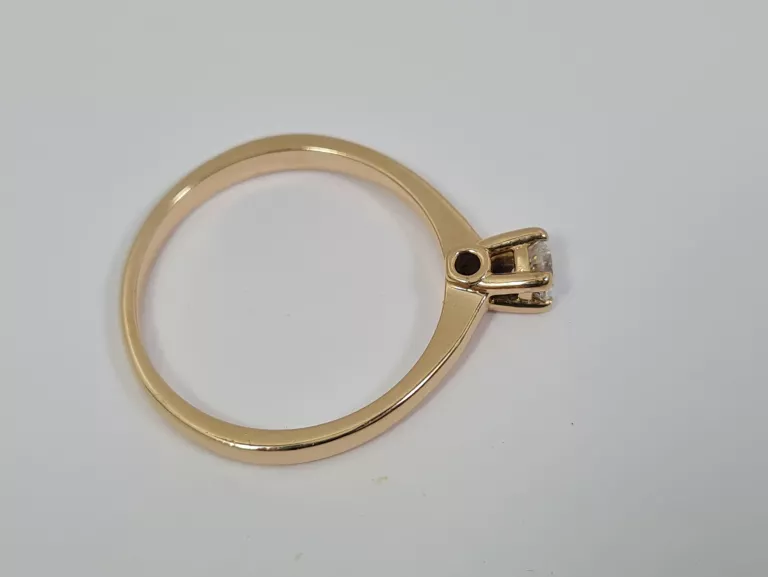 ZŁOTY PIERŚCIONEK Z BRYLANTEM 0,14CT (585,2,03G,11R)