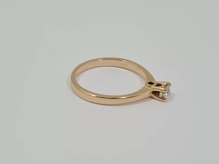 ZŁOTY PIERŚCIONEK Z BRYLANTEM 0,14CT (585,2,03G,11R)