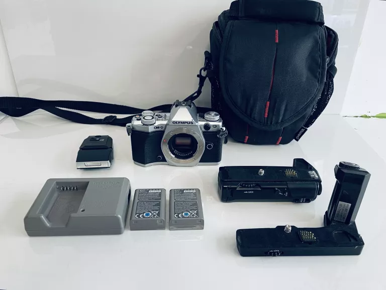 APARAT OLYMPUS OM-D E-M5 MARK II BODY I AKCESORIA