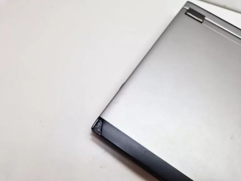 LAPTOP DELL VOSTRO + ZASILACZ (LUŹNY ZAWIAS)