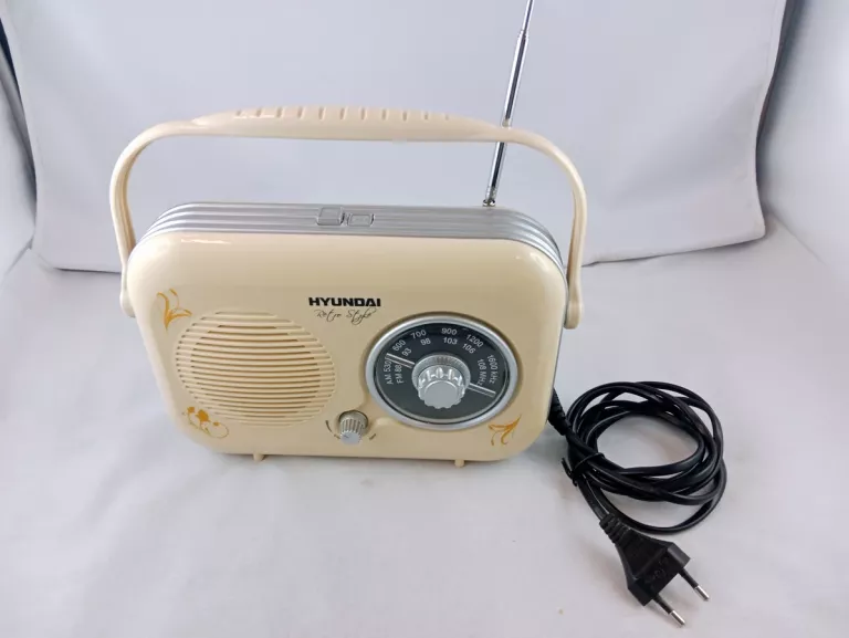 KLASYCZNE RADIO STYL RETRO HYUNDAI PR 100B AUX