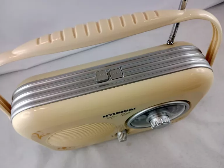KLASYCZNE RADIO STYL RETRO HYUNDAI PR 100B AUX