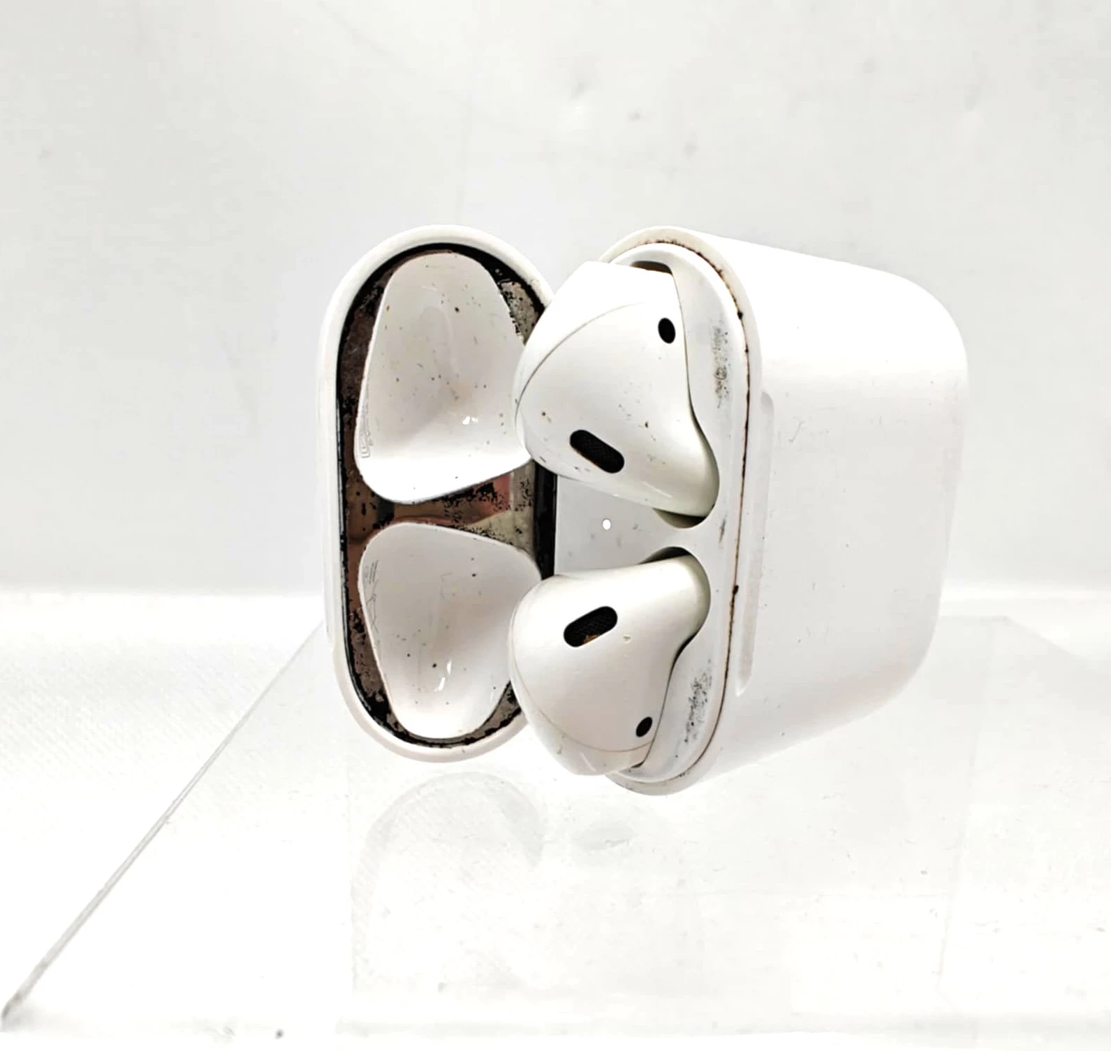 sluchawki-airpods-2-obroncow-wybrzeza-2a-gdansk