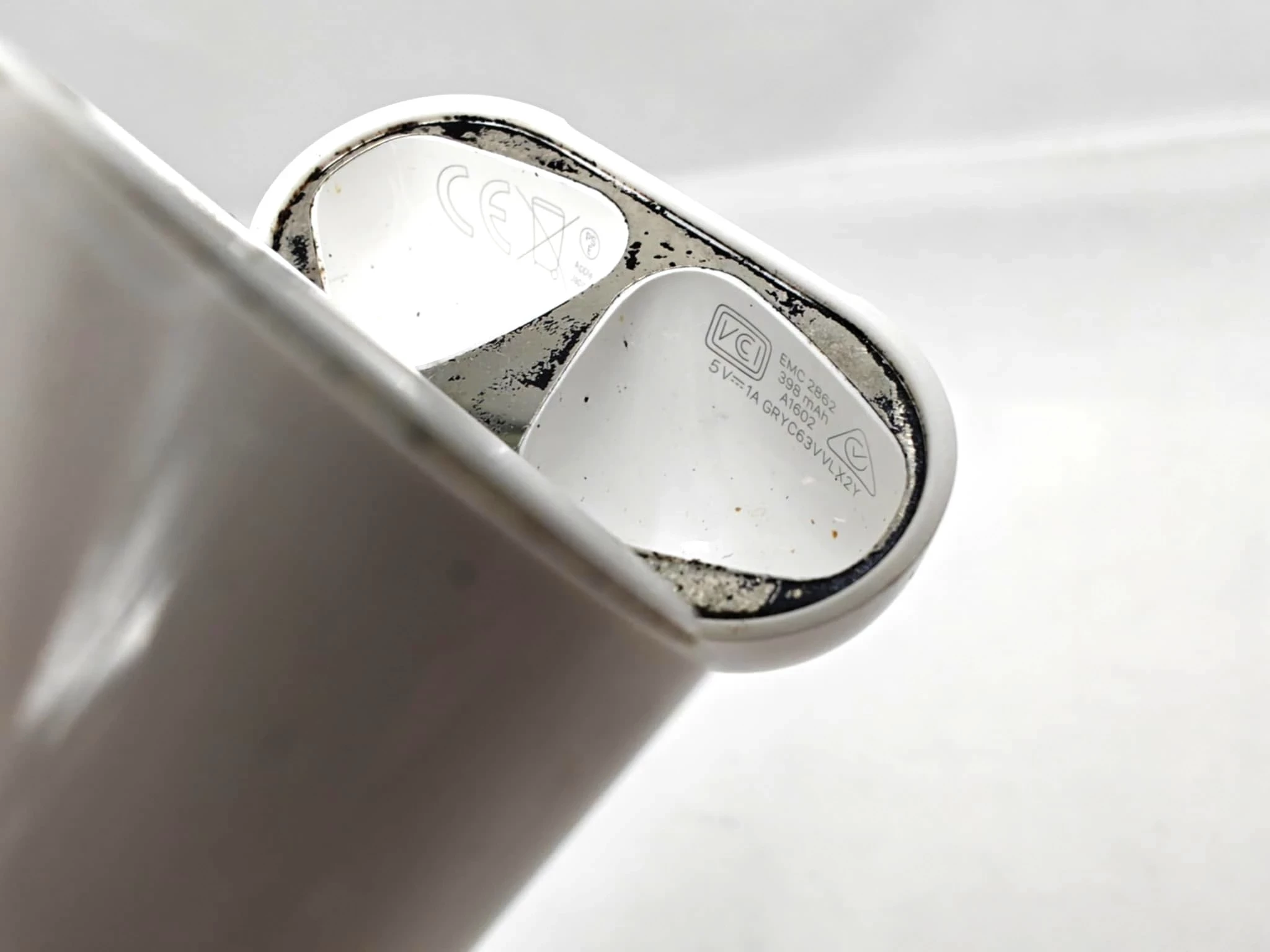 sluchawki-airpods-2-kolor-dominujacy-129357-2