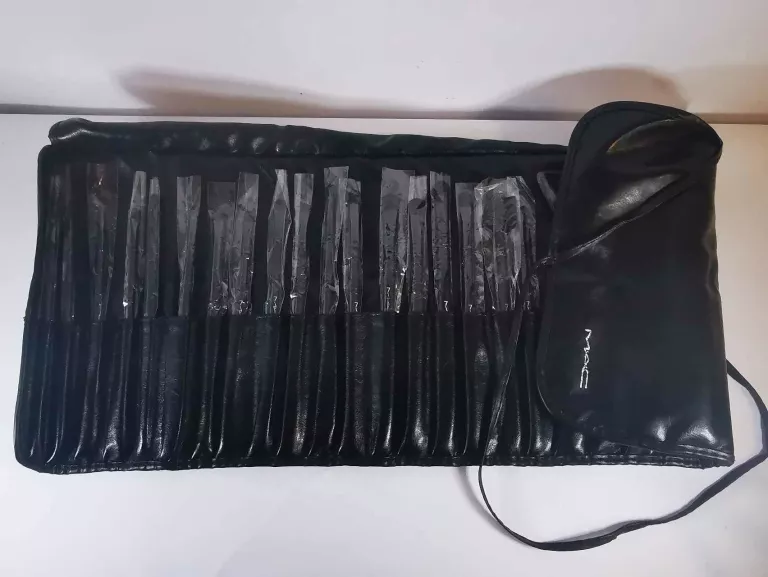 ZESTAW PĘDZLI MAC W ETUI