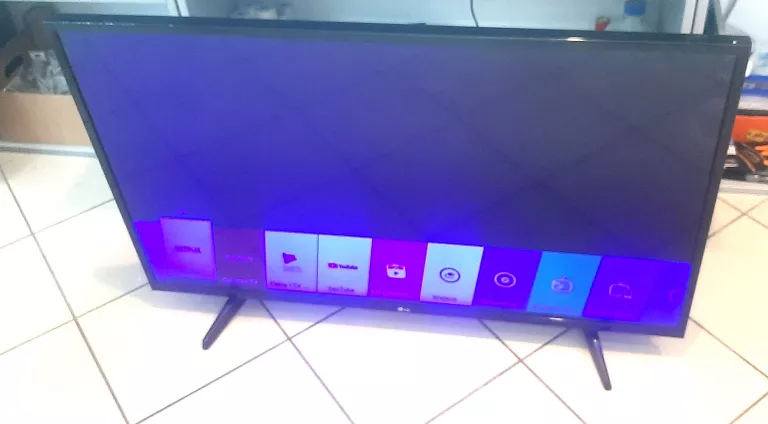 TELEWIZOR LG LH570V 43 + 2 PILOTY SMART TV CIEMNY EKRAN