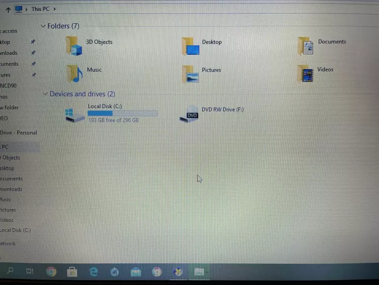 LAPTOP TOSHIBA C850D + ZASILACZ 15,60 " AMD E1 6/300GB WINDOWS 10 HOME