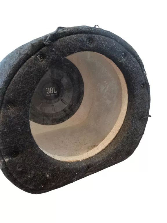 WZMACNIACZ SAMOCHODOWY MAGNAT Z GŁOŚNIKIEM JBL STAGE 810 W ZABUDOWIE