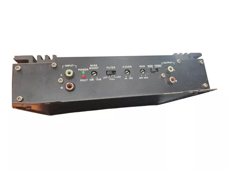 WZMACNIACZ SAMOCHODOWY MAGNAT Z GŁOŚNIKIEM JBL STAGE 810 W ZABUDOWIE