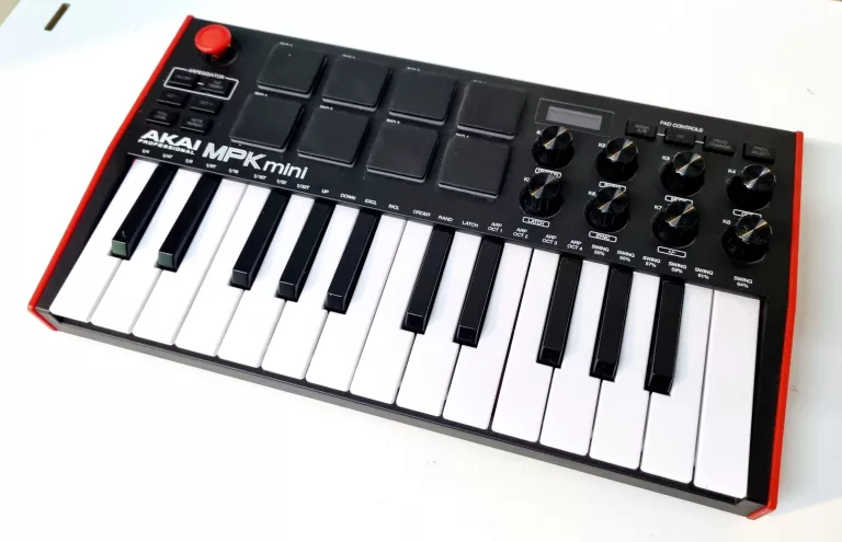 KLAWIATURA STERUJĄCA AKAI MPK MINI + KABEL