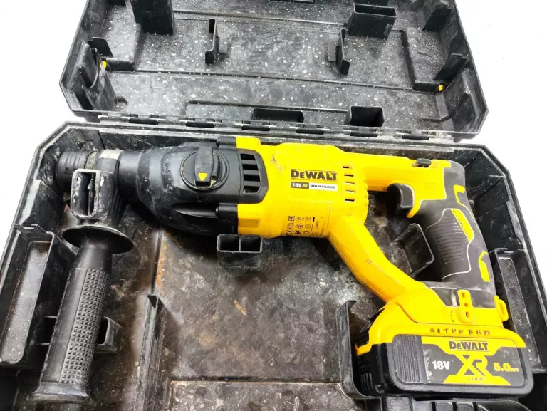 MŁOTUDAROWY DEWALT DCH133 + AKU WALIZKA