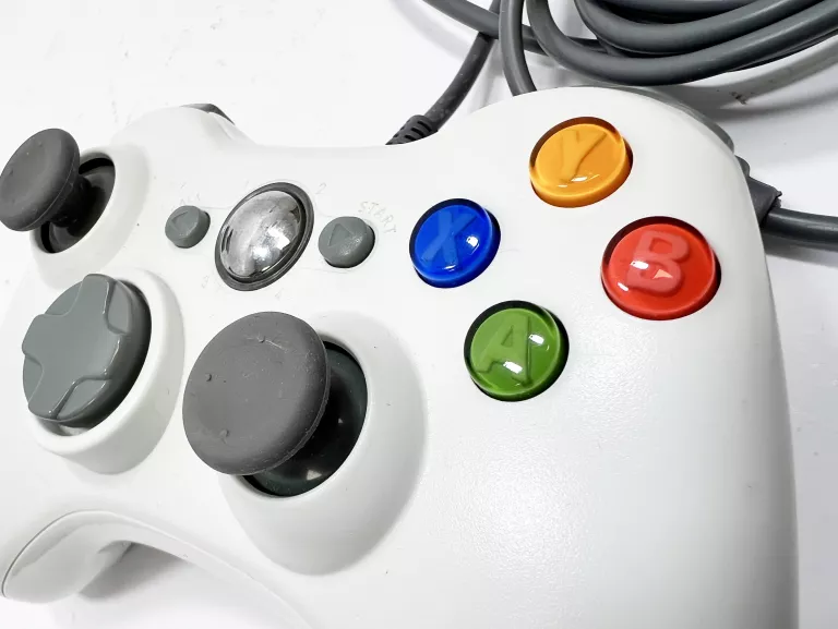 PAD DO XBOXA 360 PRZEWODOWY (NIEORYGINALNY)