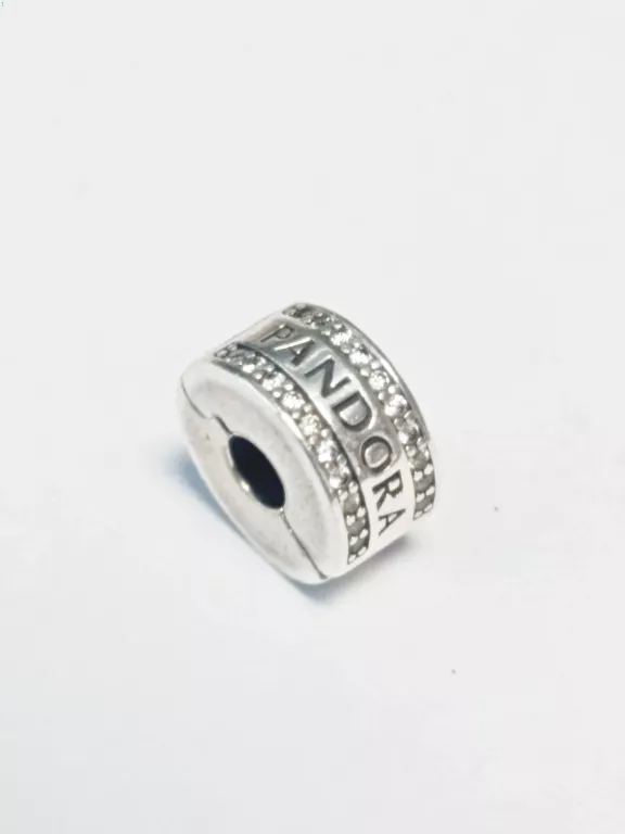 KLIPS PANDORA - LŚNIĄCE PASMA PAVÉ I LOGO 799042C01