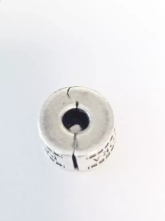 KLIPS PANDORA - LŚNIĄCE PASMA PAVÉ I LOGO 799042C01
