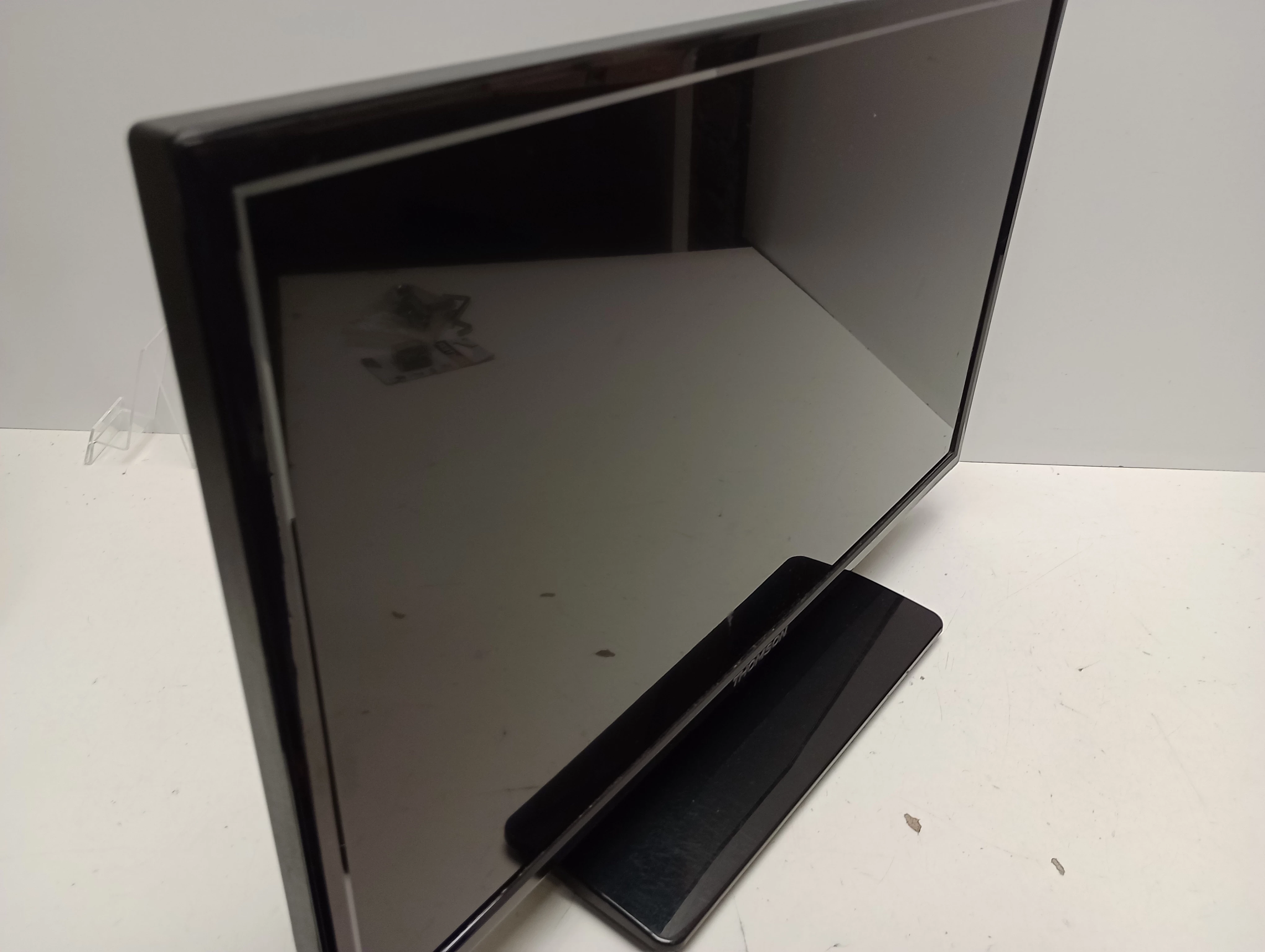 telewizor-thomson-22-22fb3123-przekatna-ekranu-cale-2200