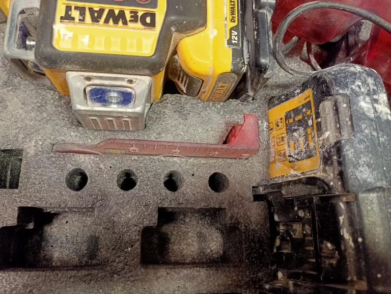 LASER KRZYŻOWY DEWALT DCE089G + AKUMULATOR CZERWONY LASER W SKRZYNCE