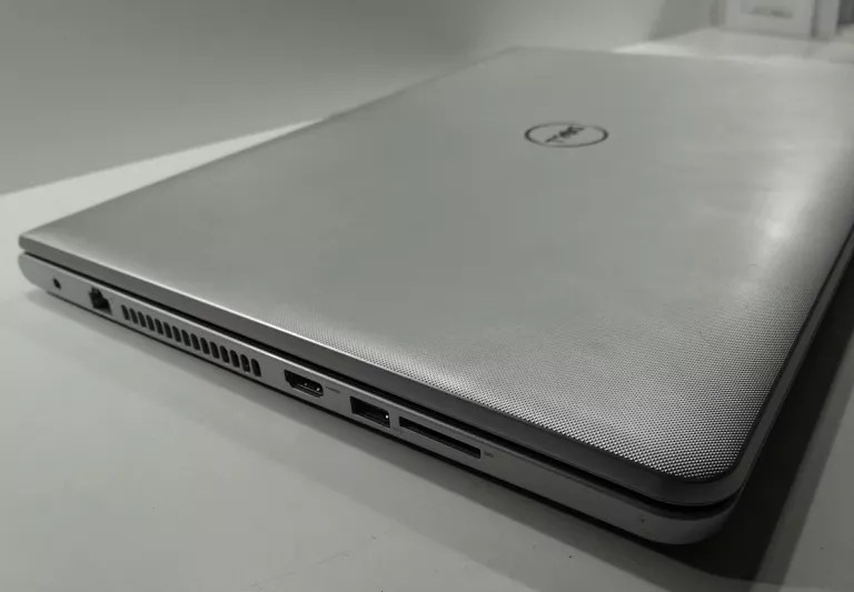 LAPTOP DELL 17 CALI I5-6200 RADEON R5 8GB/1TB/WIN10