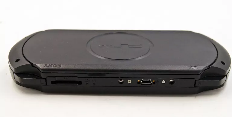 KONSOLA PSP STREET E1004 + PUDEŁKO + GRA + INSTRUKCJA (BRAK ŁADOWARKI)