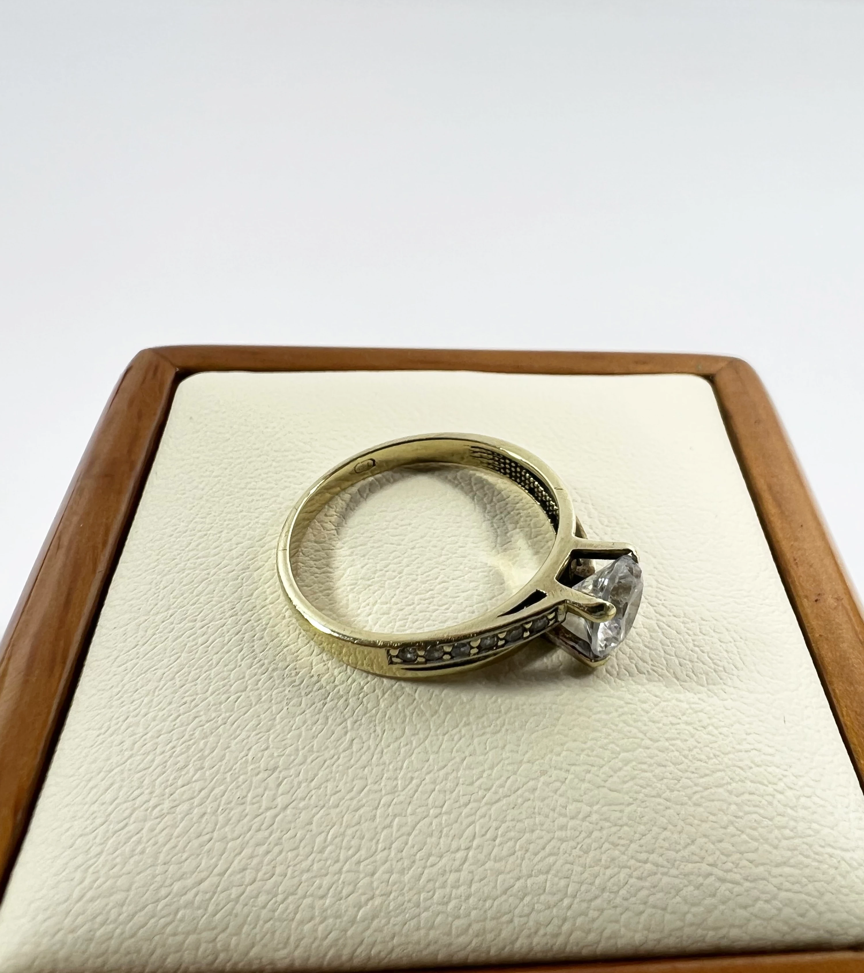 zloty-pierscionek-333-19g-11r-material-15835-2