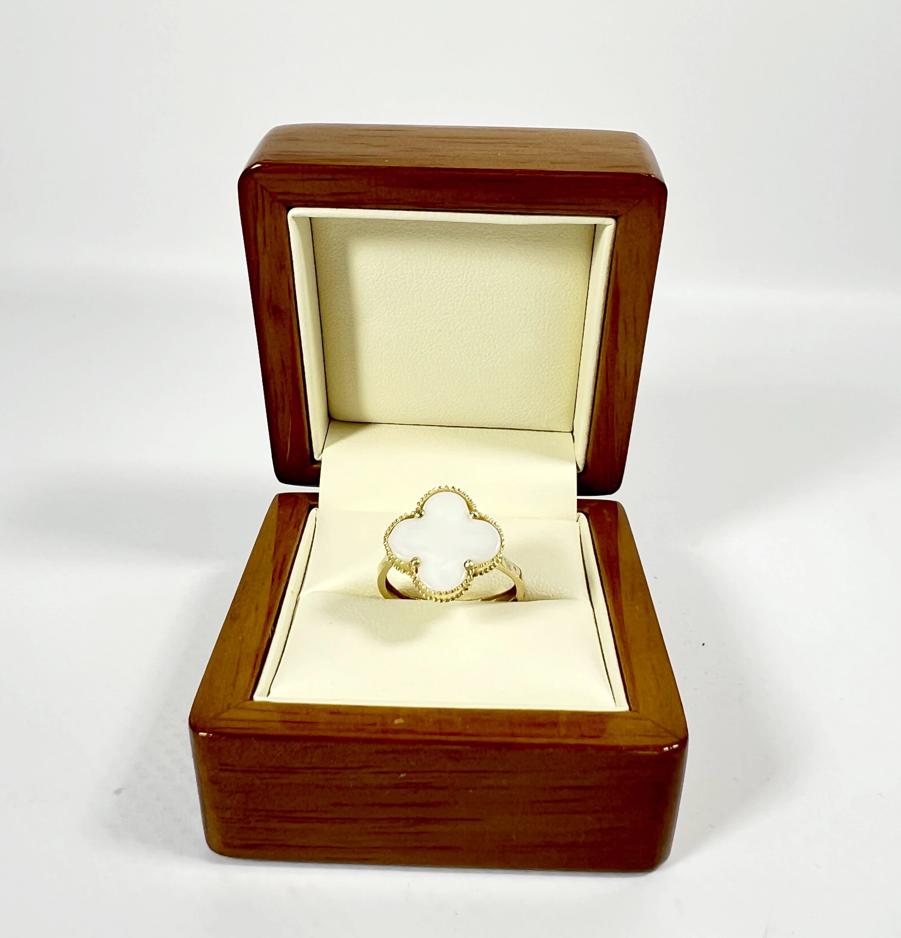 zloty-pierscionek-koniczynka-z-masa-perlowa-r15-281g-585-jurowiecka-11-bialystok