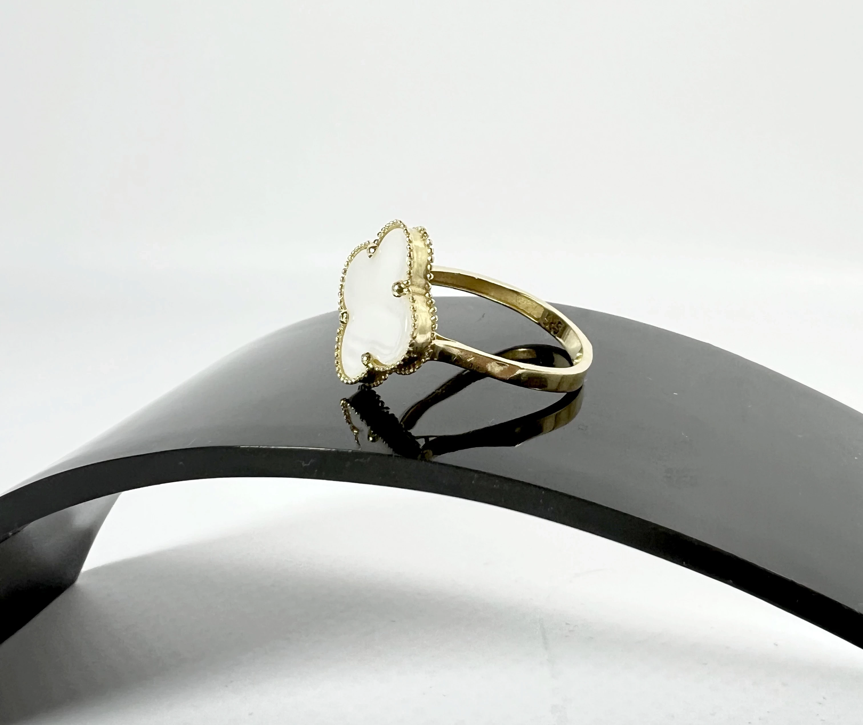 zloty-pierscionek-koniczynka-z-masa-perlowa-r15-281g-585-material-15835-2