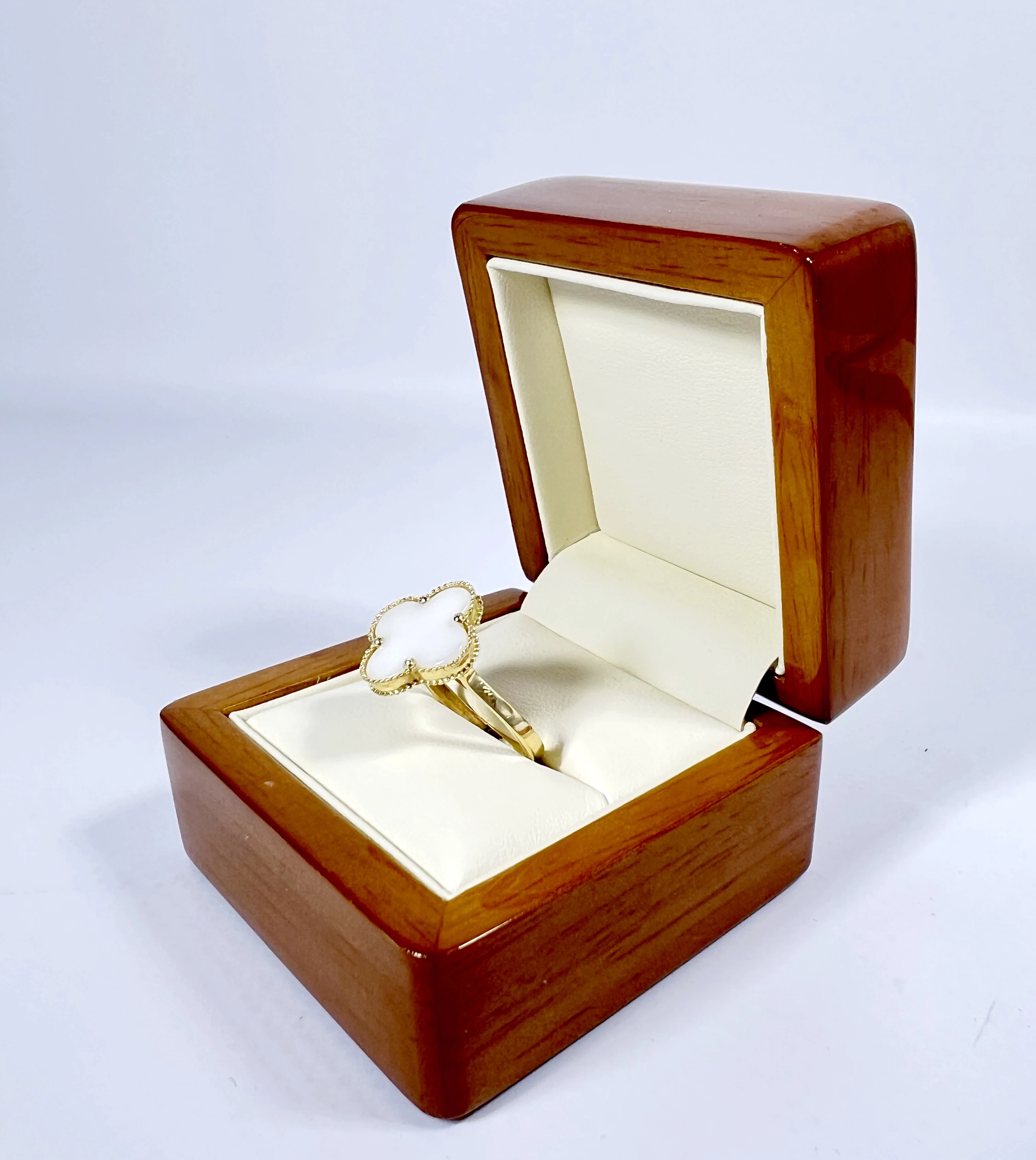 zloty-pierscionek-koniczynka-z-masa-perlowa-r15-281g-585-rodzaj-2205-2