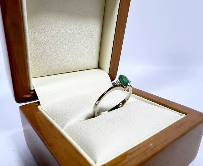 biale-zloto-pierscionek-z-szmaragdem-r9-147g-585-kamien-17088-8