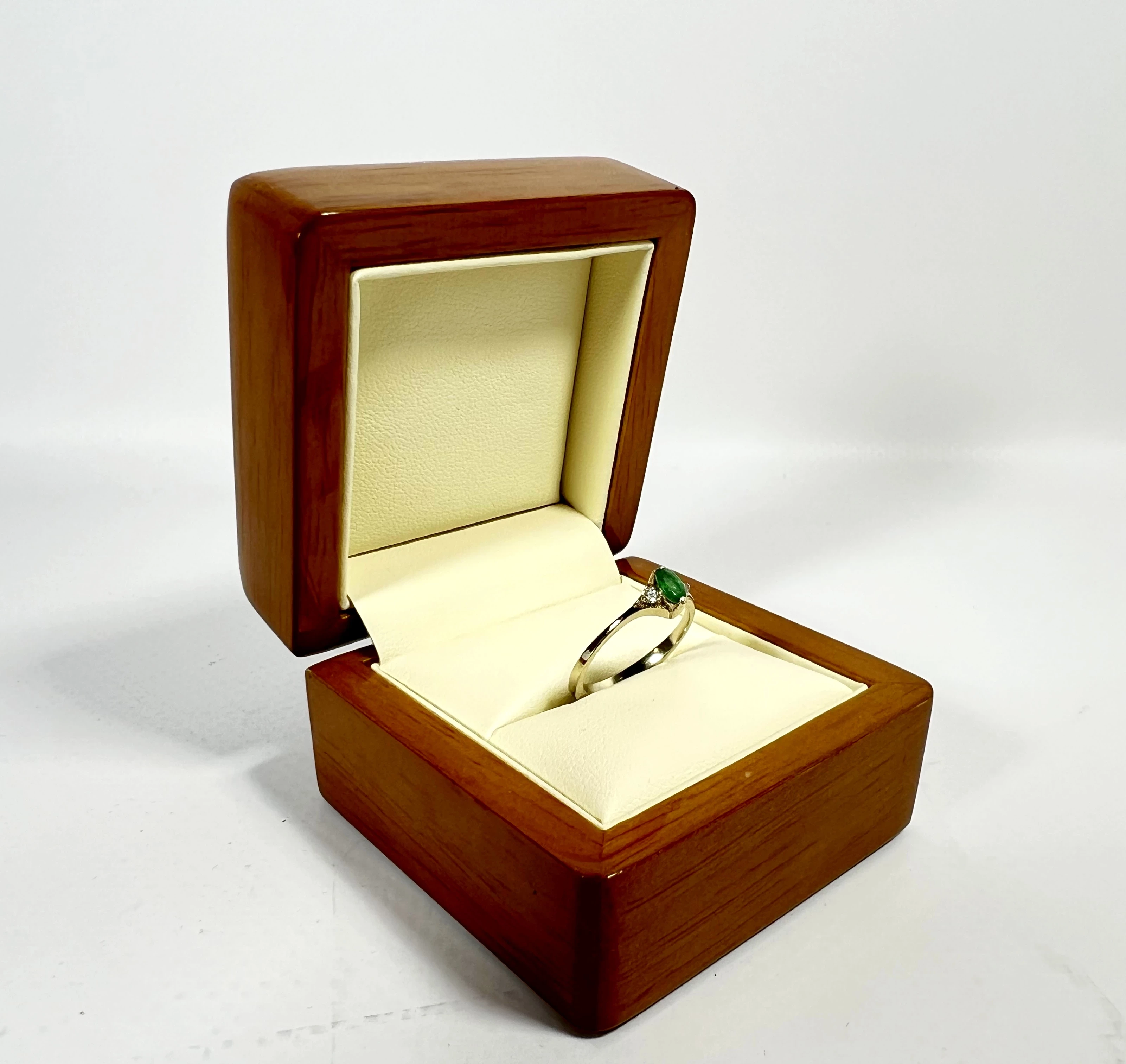 biale-zloto-pierscionek-z-szmaragdem-r9-147g-585-material-15835-1