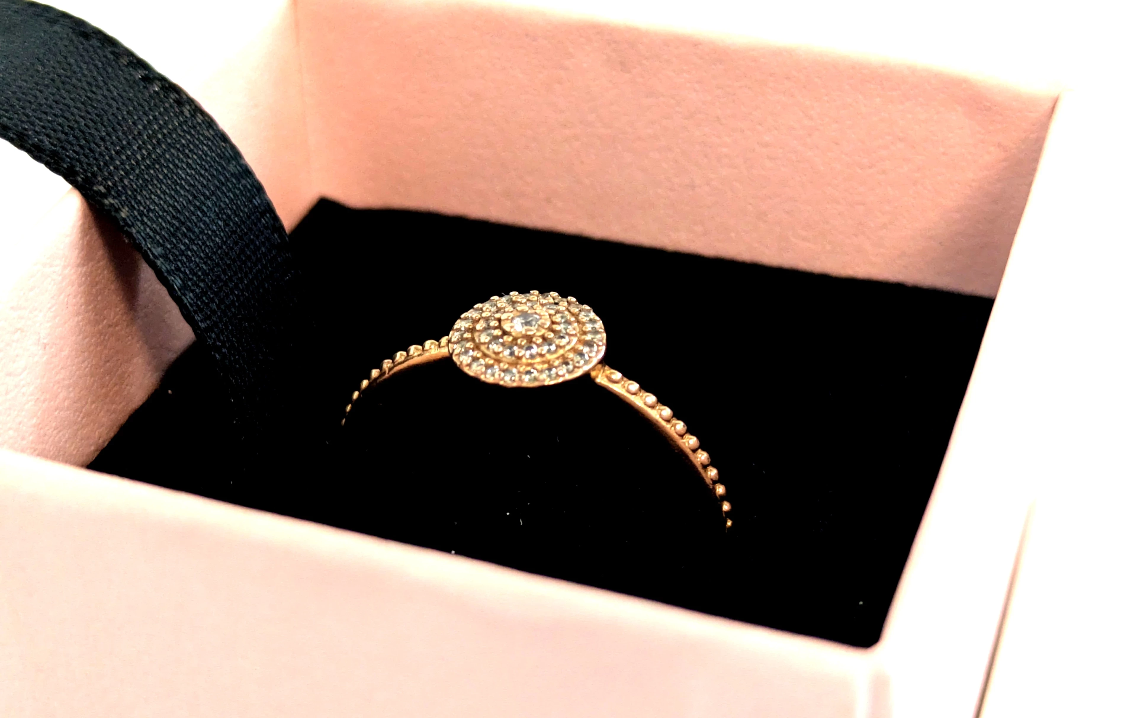 pierscionek-pandora-z-cyrkoniami-met-r56-kamienie-221-4